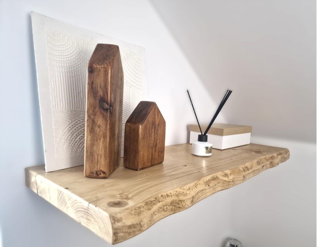 Étagère flottante à bord naturel en épicéa – 30 × 4 cm